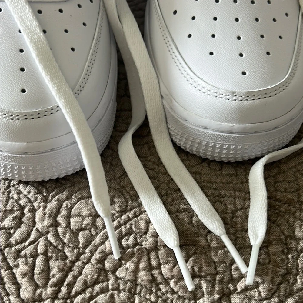 NEW NIKE AIR FORCE 1 Sneakers in White Size US 8 EUR 39 - Picture 7 of 14